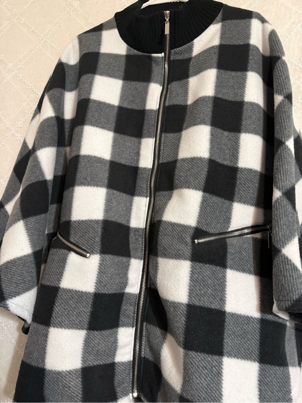 Moda Black and White Plaid Zip-Front Women's Cape - Picture 3 of 8